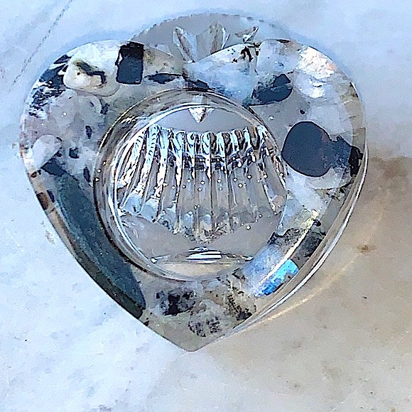 RESIN NATURAL RAINBOW MOONSTONE CHUNKS HEART SHAPED SPHERE HOLDER HAND CRAFTED - Picture 4 of 7